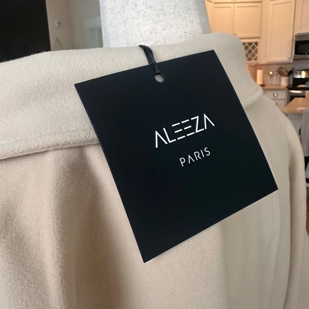 Chic Cream Double-Breasted Women's Cape - Picture 7 of 7